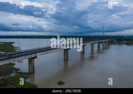 Vogelperspektive auf die Birsrestha Captain Mohiuddin Jahangir Brücke über den Sugandha River bei Babuganj Upazilas Doarika im Barisal District. Es war eingebaut Stockfoto