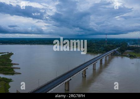 Vogelperspektive auf die Birsrestha Captain Mohiuddin Jahangir Brücke über den Sugandha River bei Babuganj Upazilas Doarika im Barisal District. Es war eingebaut Stockfoto