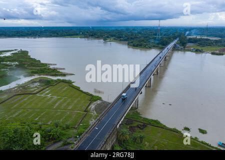 Vogelperspektive auf die Birsrestha Captain Mohiuddin Jahangir Brücke über den Sugandha River bei Babuganj Upazilas Doarika im Barisal District. Es war eingebaut Stockfoto