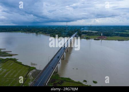 Vogelperspektive auf die Birsrestha Captain Mohiuddin Jahangir Brücke über den Sugandha River bei Babuganj Upazilas Doarika im Barisal District. Es war eingebaut Stockfoto