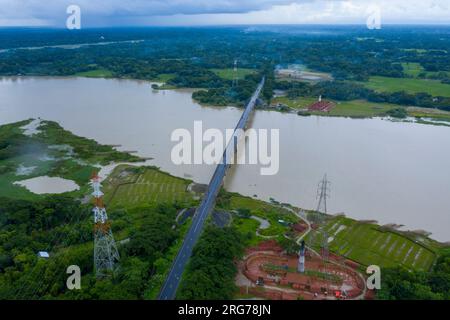 Vogelperspektive auf die Birsrestha Captain Mohiuddin Jahangir Brücke über den Sugandha River bei Babuganj Upazilas Doarika im Barisal District. Es war eingebaut Stockfoto