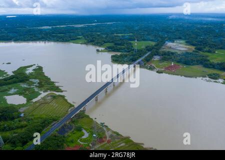 Vogelperspektive auf die Birsrestha Captain Mohiuddin Jahangir Brücke über den Sugandha River bei Babuganj Upazilas Doarika im Barisal District. Es war eingebaut Stockfoto