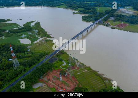 Vogelperspektive auf die Birsrestha Captain Mohiuddin Jahangir Brücke über den Sugandha River bei Babuganj Upazilas Doarika im Barisal District. Es war eingebaut Stockfoto