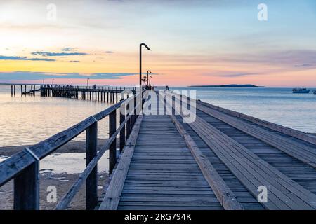 Sonnenuntergang auf Fraser Island K'gari über Kingfissher Bay und Jetty Wharf, Queensland, Australien Stockfoto