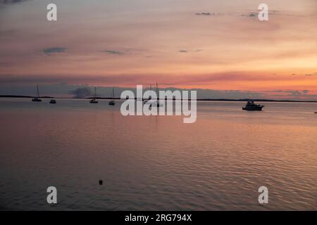 Fraser Island, Sonnenuntergang über Kingfisher Bay und dem Korallenmeer mit Yachten Booten auf dem Ozean, Queensland, Australien Stockfoto