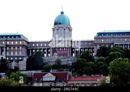 Die Nationalgalerie auf dem Burghügel in Budapest. Großes Plakat mit Werbung für die Malerausstellung Gulacsy Lajos. Historisches Gebäude im Barockstil Stockfoto