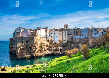 Polignano a Mare, Italien - 2. Januar 2023: Polignano a Mare ist bekannt für seine dramatische Küste, die durch zerklüftete Kalksteinklippen gekennzeichnet ist, die in t stürzen Stockfoto