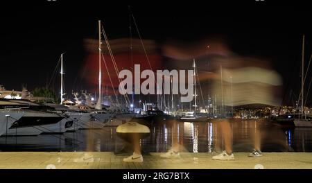 Palma, Spanien. 07. Aug. 2023. Menschen laufen im Hafen von Palma in ungewöhnlich heißen Nächten. Kredit: Clara Margais/dpa/Alamy Live News Stockfoto