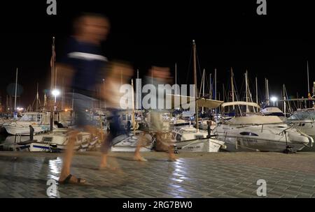 Palma, Spanien. 07. Aug. 2023. Menschen laufen im Hafen von Palma in ungewöhnlich heißen Nächten. Kredit: Clara Margais/dpa/Alamy Live News Stockfoto