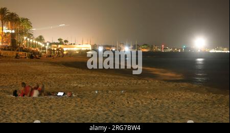 Palma, Spanien. 07. Aug. 2023. Die Leute liegen am Strand und können Antoni in Palma an ungewöhnlich heißen Nächten pern. Kredit: Clara Margais/dpa/Alamy Live News Stockfoto