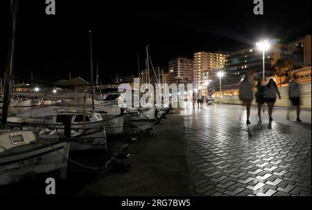 Palma, Spanien. 07. Aug. 2023. Menschen laufen im Hafen von Palma in ungewöhnlich heißen Nächten. Kredit: Clara Margais/dpa/Alamy Live News Stockfoto