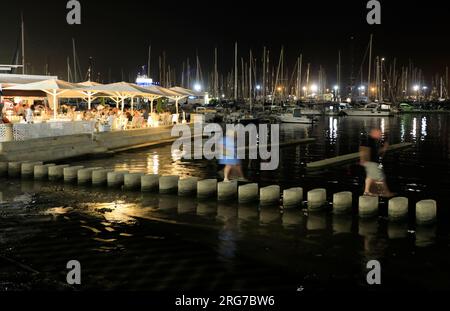 Palma, Spanien. 07. Aug. 2023. Menschen laufen im Hafen von Palma in ungewöhnlich heißen Nächten. Kredit: Clara Margais/dpa/Alamy Live News Stockfoto
