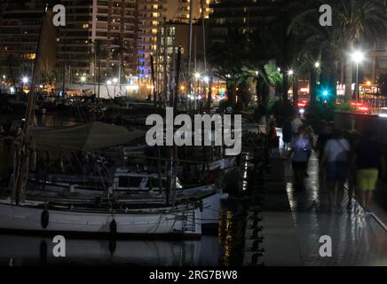 Palma, Spanien. 07. Aug. 2023. Menschen laufen im Hafen von Palma in ungewöhnlich heißen Nächten. Kredit: Clara Margais/dpa/Alamy Live News Stockfoto
