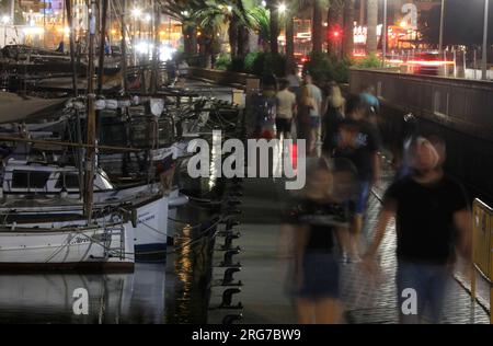 Palma, Spanien. 07. Aug. 2023. Menschen laufen im Hafen von Palma in ungewöhnlich heißen Nächten. Kredit: Clara Margais/dpa/Alamy Live News Stockfoto