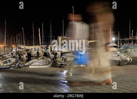 Palma, Spanien. 07. Aug. 2023. Menschen laufen im Hafen von Palma in ungewöhnlich heißen Nächten. Kredit: Clara Margais/dpa/Alamy Live News Stockfoto