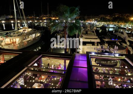 Palma, Spanien. 07. Aug. 2023. Leute sitzen in einem Restaurant in Palma an ungewöhnlich heißen Abenden. Kredit: Clara Margais/dpa/Alamy Live News Stockfoto