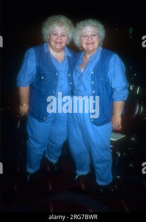 Burbank, Kalifornien, USA 20. Juli 1996 Schauspielerinnen/Zwillinge Marilyn Borden und Rosalyn ÔRobÕ Borden nehmen am 20. Juli 1996 im Burbank Airport Hilton in Burbank, Kalifornien, USA, an der „they Love Lucy“-Konvention Teil. Foto: Barry King/Alamy Stock Photo Stockfoto