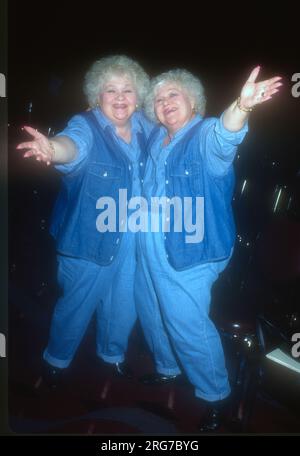 Burbank, Kalifornien, USA 20. Juli 1996 Schauspielerinnen/Zwillinge Marilyn Borden und Rosalyn ÔRobÕ Borden nehmen am 20. Juli 1996 im Burbank Airport Hilton in Burbank, Kalifornien, USA, an der „they Love Lucy“-Konvention Teil. Foto: Barry King/Alamy Stock Photo Stockfoto