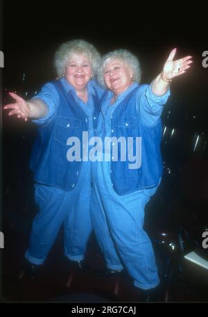 Burbank, Kalifornien, USA 20. Juli 1996 Schauspielerinnen/Zwillinge Marilyn Borden und Rosalyn ÔRobÕ Borden nehmen am 20. Juli 1996 im Burbank Airport Hilton in Burbank, Kalifornien, USA, an der „they Love Lucy“-Konvention Teil. Foto: Barry King/Alamy Stock Photo Stockfoto