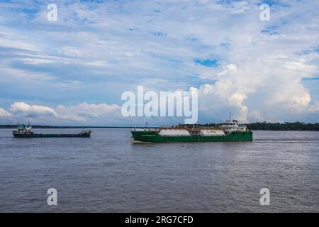 Flüssiggastanker M. T. Bashundhara LPG -1 auf dem Fluss Meghna. Chandpur, Bangladesch. Stockfoto