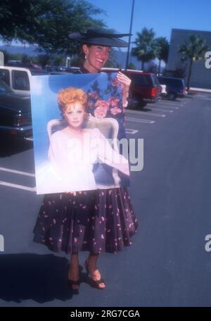 Burbank, Kalifornien, USA 20. Juli 1996 Fan mit Lucille Ball Portrait auf der Theil Love Lucy Convention im Burbank Airport Hilton am 20. Juli 1996 in Burbank, Kalifornien, USA. Foto: Barry King/Alamy Stock Photo Stockfoto