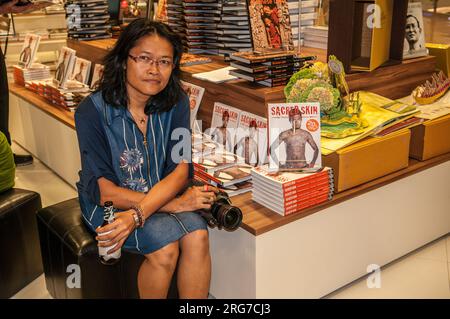 Auch Fotografin Aroon Thaewchatturat w/Ihres Buches bibliophilen Haut" bei einer Buchvorstellung in Asien Bücher bekannt. Bangkok, Thailand: Kraig Lieb Stockfoto