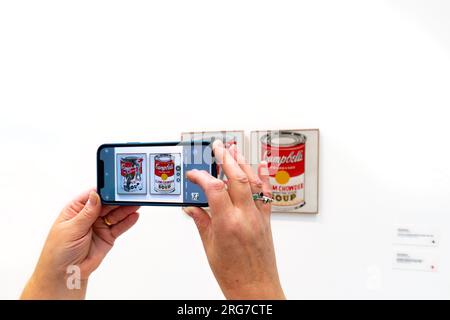 Frau fotografiert campbell Suppendosen Gemälde von Andy warhol in der breiten Kunstgalerie Los angeles auf Apple iphone Handy Stockfoto