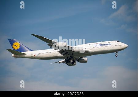 30.07.2023, Singapur, Republik Singapur, Asien - Ein Passagierflugzeug der Lufthansa Boeing 747-8 Jumbo Jet nähert sich dem Flughafen Changi zur Landung. Stockfoto