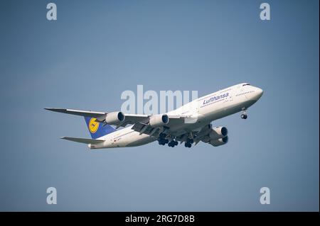 02.08.2023, Singapur, Republik Singapur, Asien - Ein Passagierflugzeug der Lufthansa Boeing 747-8 Jumbo Jet nähert sich dem Flughafen Changi zur Landung. Stockfoto