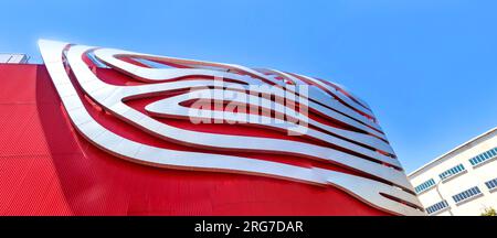 Panorama der roten und silbernen Verkleidung des Petersen Automobilmuseums am Wilshire Boulevard in Los angeles LA California USA Stockfoto