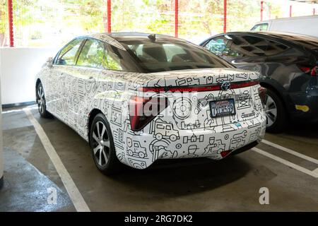 Toyota Mirai Wasserstoff-Elektroauto FCEV parkt auf dem Parkplatz von Los angeles mit verrückter Zeichentrickgrafik Stockfoto