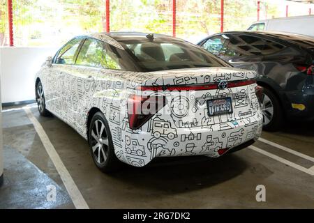 Toyota Mirai wasserstoffbetriebenes FCEV-Auto parkt auf dem Parkplatz von Los angeles mit verrückter Zeichentrickgrafik Stockfoto