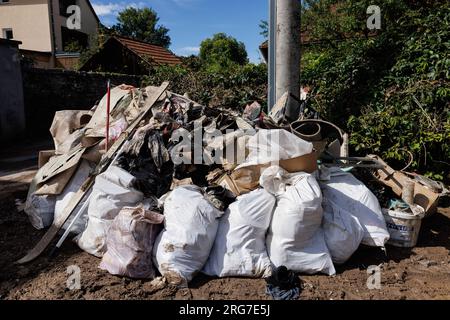 Skofja Loka, Slowenien. 07. Aug. 2023. Taschen mit zerstörten persönlichen Gegenständen werden auf der Straße in Skofja Loka nach landesweiten Überschwemmungen vor ein paar Tagen gesehen. Nach den großen Überschwemmungen in Slowenien sind Sanierungs- und Rettungsmaßnahmen im Gange. Der Schaden ist enorm. Kredit: SOPA Images Limited/Alamy Live News Stockfoto