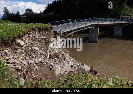 Skofja Loka, Slowenien. 07. Aug. 2023. Eine zerstörte Brücke ist in Suha in der Nähe von Skofja Loka nach einer landesweiten Überschwemmung vor ein paar Tagen zu sehen. Nach den großen Überschwemmungen in Slowenien sind Sanierungs- und Rettungsmaßnahmen im Gange. Der Schaden ist enorm. Kredit: SOPA Images Limited/Alamy Live News Stockfoto