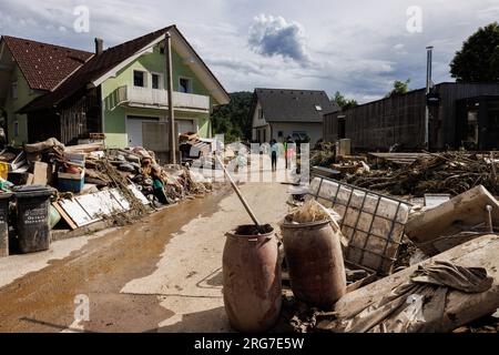 Skofja Loka, Slowenien. 07. Aug. 2023. Nach einer landesweiten Überschwemmung vor ein paar Tagen füllen sich die Straßen in Skofja Loka mit Schlamm und Trümmern. Nach den großen Überschwemmungen in Slowenien sind Sanierungs- und Rettungsmaßnahmen im Gange. Der Schaden ist enorm. Kredit: SOPA Images Limited/Alamy Live News Stockfoto