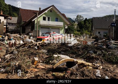 Skofja Loka, Slowenien. 07. Aug. 2023. Nach einer landesweiten Überschwemmung vor ein paar Tagen füllen sich die Straßen in Skofja Loka mit Schlamm und Trümmern. Nach den großen Überschwemmungen in Slowenien sind Sanierungs- und Rettungsmaßnahmen im Gange. Der Schaden ist enorm. Kredit: SOPA Images Limited/Alamy Live News Stockfoto