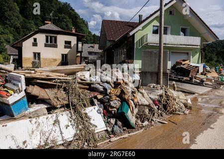 Skofja Loka, Slowenien. 07. Aug. 2023. Nach einer landesweiten Überschwemmung vor ein paar Tagen füllen sich die Straßen in Skofja Loka mit Schlamm und Trümmern. Nach den großen Überschwemmungen in Slowenien sind Sanierungs- und Rettungsmaßnahmen im Gange. Der Schaden ist enorm. Kredit: SOPA Images Limited/Alamy Live News Stockfoto