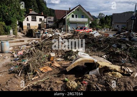 Skofja Loka, Slowenien. 07. Aug. 2023. Nach einer landesweiten Überschwemmung vor ein paar Tagen füllen sich die Straßen in Skofja Loka mit Schlamm und Trümmern. Nach den großen Überschwemmungen in Slowenien sind Sanierungs- und Rettungsmaßnahmen im Gange. Der Schaden ist enorm. Kredit: SOPA Images Limited/Alamy Live News Stockfoto