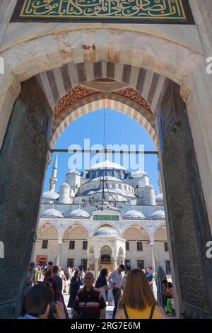 Sultanahmet Moschee alias Blaue Moschee mit Touristen. Istanbul Turkiye - 7.17.2023 Stockfoto