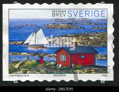 SCHWEDEN - CA. 2004: Von Schweden gedruckter Stempel, zeigt Segelboot und Haus in Gilloga, ca. 2004 Stockfoto