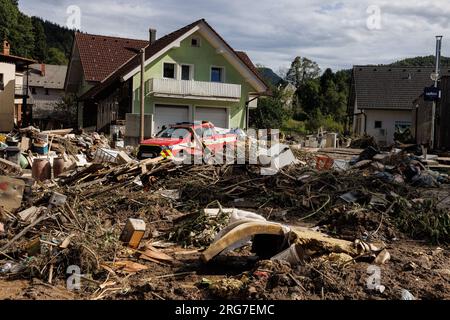 Skofja Loka, Slowenien. 07. Aug. 2023. Nach einer landesweiten Überschwemmung vor ein paar Tagen füllen sich die Straßen in Skofja Loka mit Schlamm und Trümmern. Nach den großen Überschwemmungen in Slowenien sind Sanierungs- und Rettungsmaßnahmen im Gange. Der Schaden ist enorm. (Foto: Luka Dakskobler/SOPA Images/Sipa USA) Guthaben: SIPA USA/Alamy Live News Stockfoto