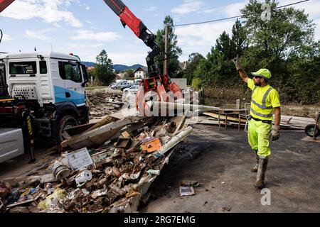 Skofja Loka, Slowenien. 07. Aug. 2023. Nach einer landesweiten Überschwemmung vor ein paar Tagen entfernen die Arbeiter die Überschwemmungen aus einer Einfahrt in Skofja Loka. Nach den großen Überschwemmungen in Slowenien sind Sanierungs- und Rettungsmaßnahmen im Gange. Der Schaden ist enorm. (Foto: Luka Dakskobler/SOPA Images/Sipa USA) Guthaben: SIPA USA/Alamy Live News Stockfoto