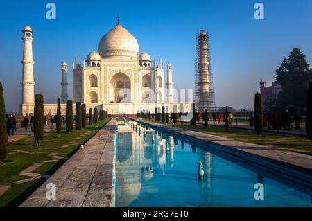 Einen perspektivischen Blick auf taj-mahal Mausoleum mit Reflexion im Wasser. Februar, 2017 Stockfoto