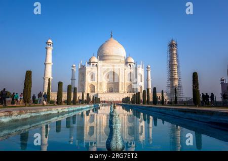 Einen perspektivischen Blick auf taj-mahal Mausoleum mit Reflexion im Wasser. Februar, 2017 Stockfoto