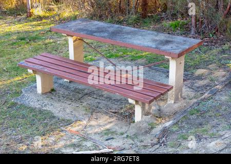 Foto eines alten Picknicktisches und -Stühlen im Garten in der Nähe des Weges zum Cahills Lookout im Megalong Valley in den Blue Mountains Stockfoto