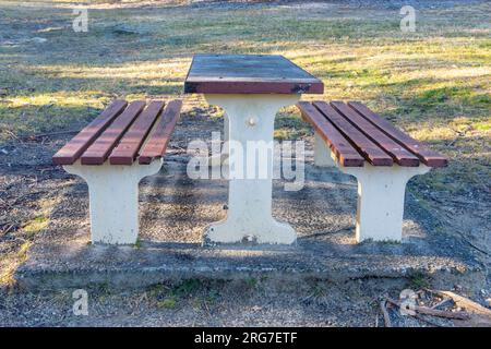 Foto eines alten Picknicktisches und -Stühlen im Garten in der Nähe des Weges zum Cahills Lookout im Megalong Valley in den Blue Mountains Stockfoto