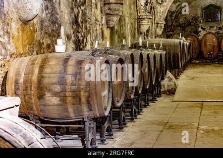 Eberbach, Deutschland - 29. Dezember 2018: Alte Weinstube in Eberbach. Die Abtei ist ein ehemaliges Zisterzienserkloster bei Eltville am Rhein im Rheingau, Deutschland Stockfoto