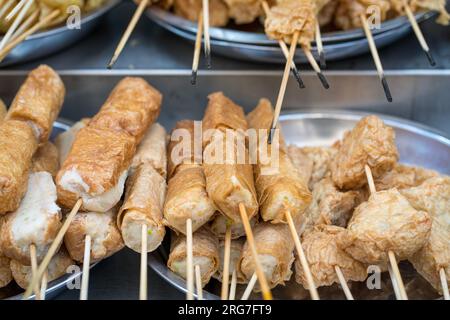 Asiatisches Street Food, Lok Lok, Fleisch- und Fischkuchen auf Spießen. Stockfoto