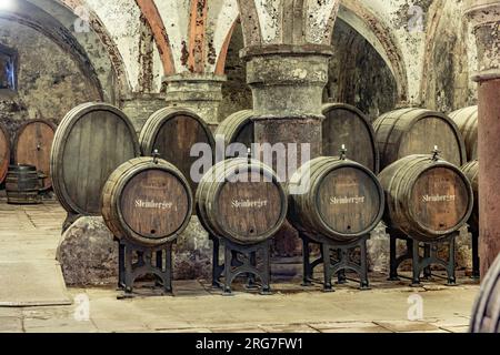 Eberbach, Deutschland - 29. Dezember 2018: Alte Weinstube in Eberbach. Die Abtei ist ein ehemaliges Zisterzienserkloster bei Eltville am Rhein im Rheingau, Deutschland Stockfoto