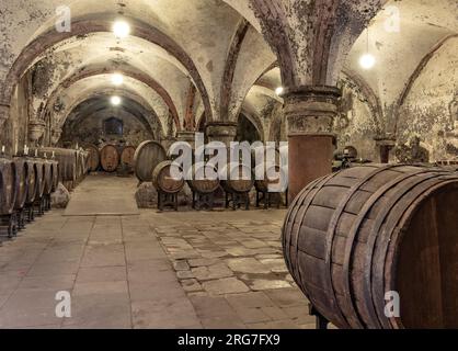 Eberbach, Deutschland - 29. Dezember 2018: Alte Weinstube in Eberbach. Die Abtei ist ein ehemaliges Zisterzienserkloster bei Eltville am Rhein im Rheingau, Deutschland Stockfoto